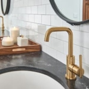 Single-handle kitchen faucet