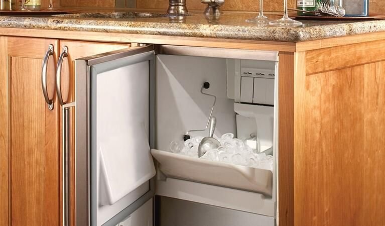 Kitchen idea with the Perlick Series 15-Inch Outdoor Undercounter Ice Maker with 55 lbs, Pan, Perlick